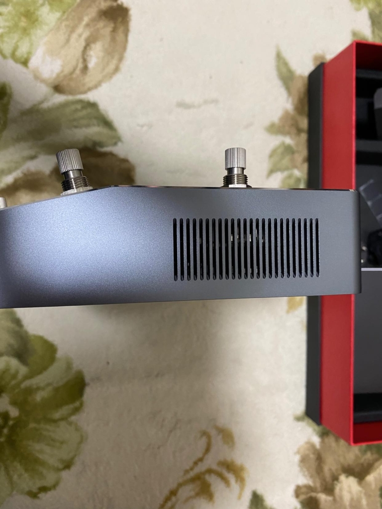 Quad Cortexの側面・排熱口