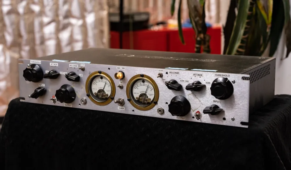 CAPITOL マスタリング コンプレッサー プロトタイプ(https://help.uaudio.com/hc/en-us/articles/15388033304724)